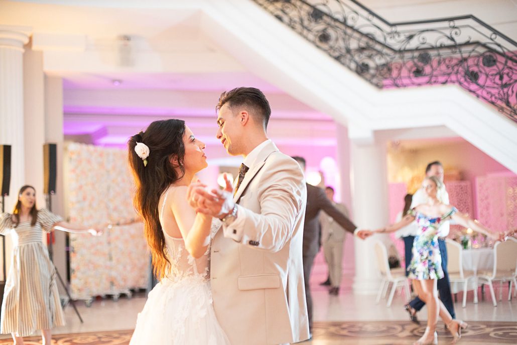 Julia i Krzysztof podczas przysięgi małżeńskiej, fotografia ślubna WeddingStudios.