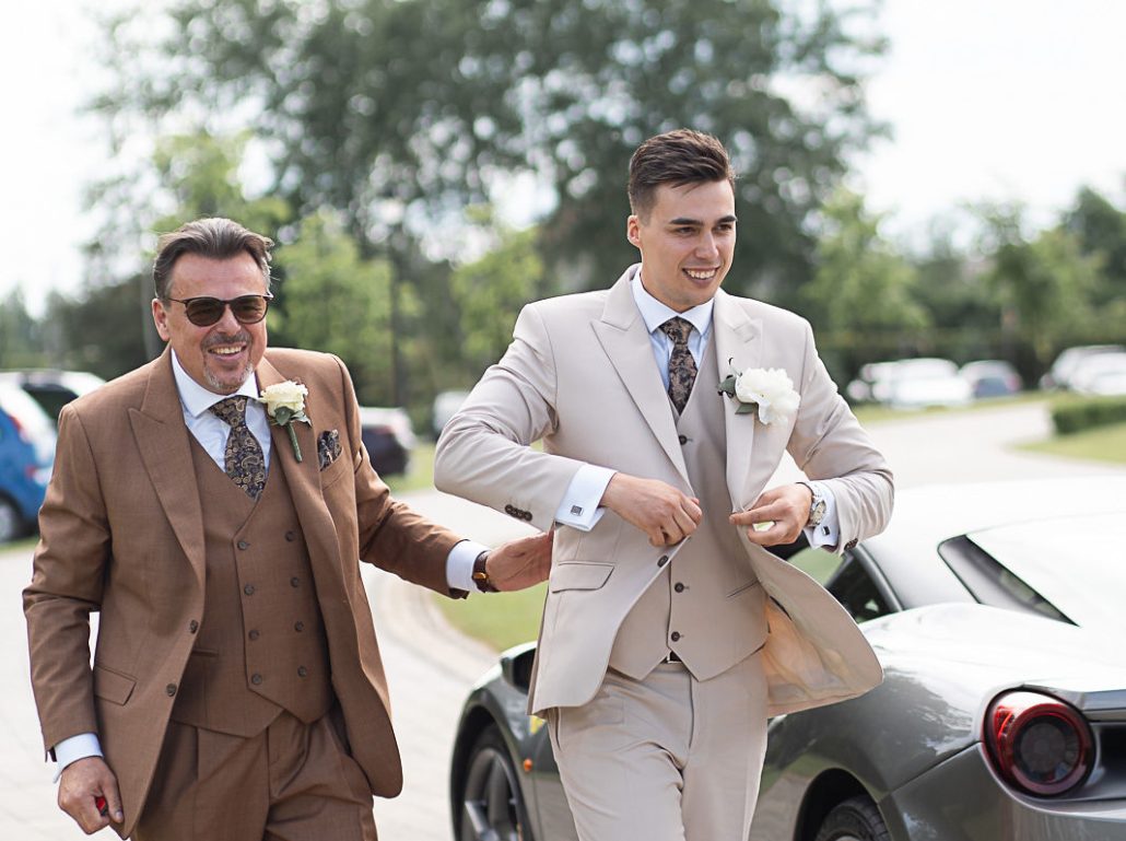 Julia i Krzysztof w czułym objęciu, romantyczny portret ślubny w świetle zachodzącego słońca.