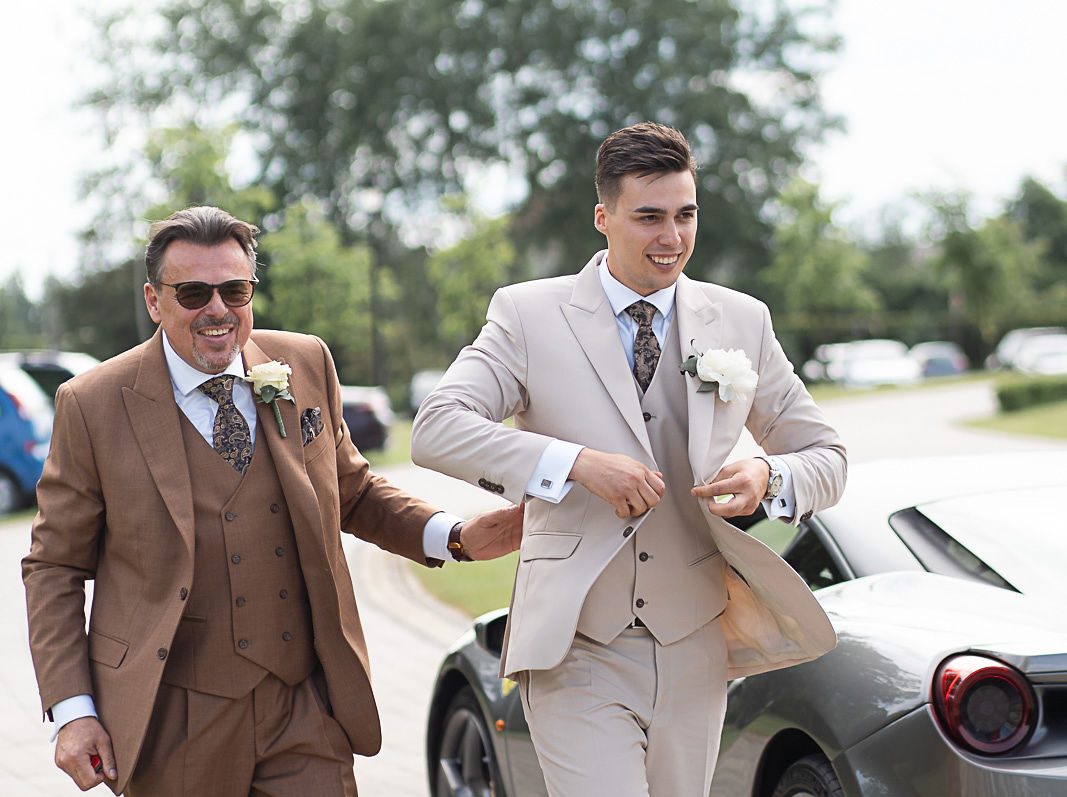 Julia i Krzysztof w czułym objęciu, romantyczny portret ślubny w świetle zachodzącego słońca.