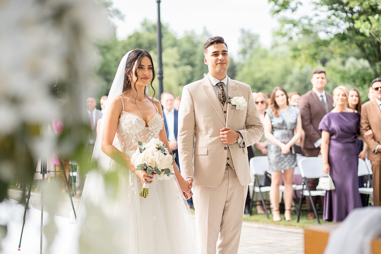 Detale ślubne: bukiet Julii i obrączki na ozdobnej tacy.