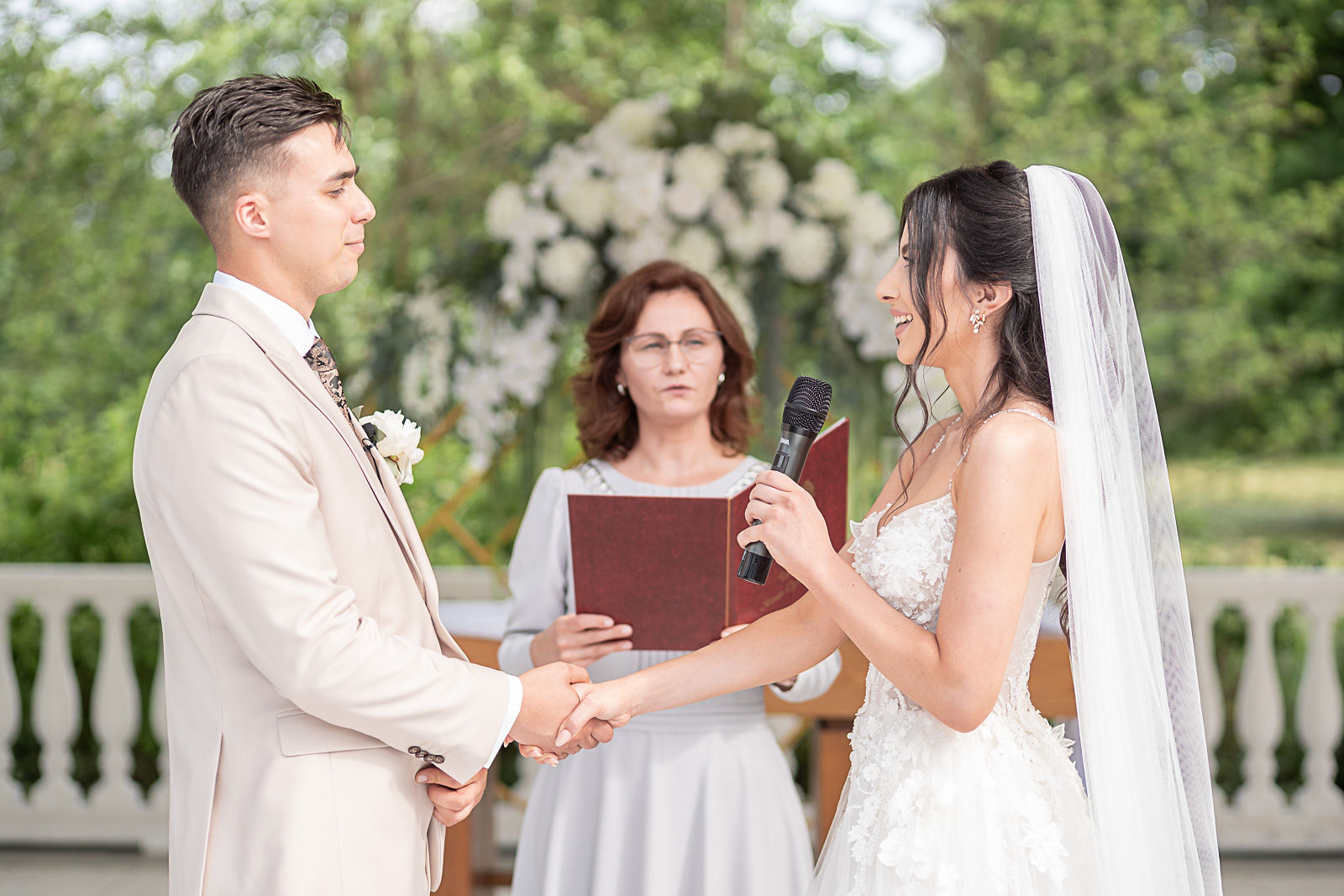 Panna młoda Julia podczas ostatnich przygotowań, klasyczny portret czarno-biały.