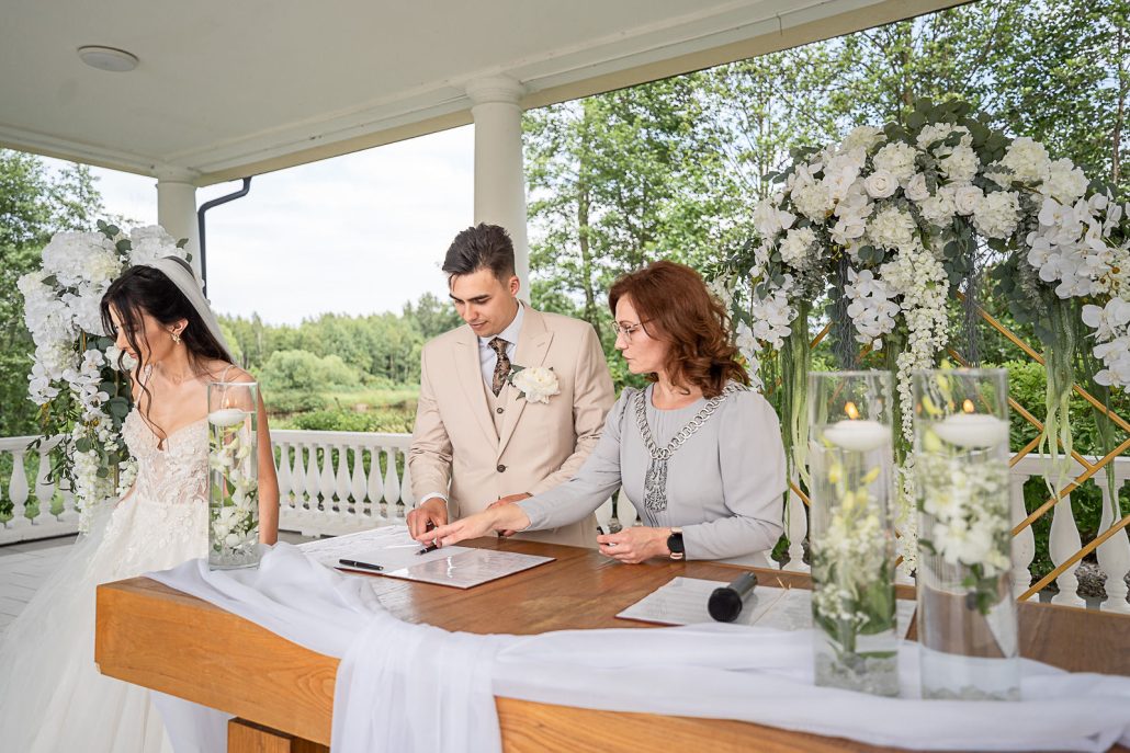 Goście weselni wiwatujący na cześć Julii i Krzysztofa przed kościołem.