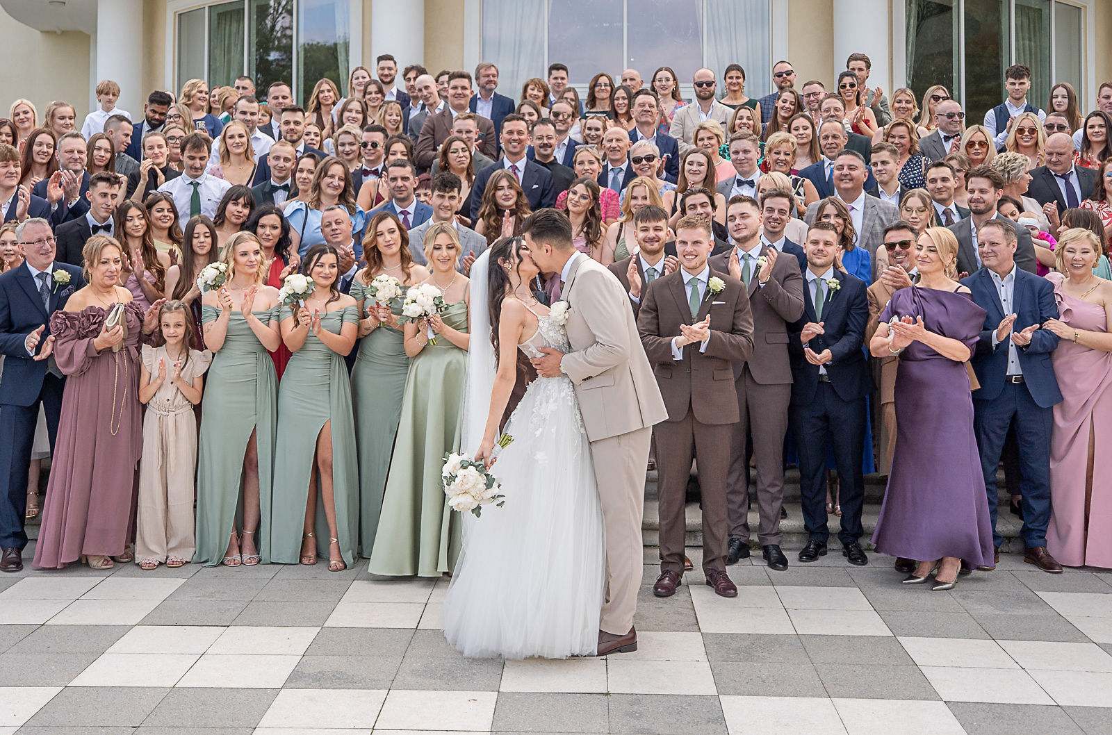 Julia i Krzysztof na parkiecie podczas pierwszego tańca, emocjonalny reportaż z wesela.