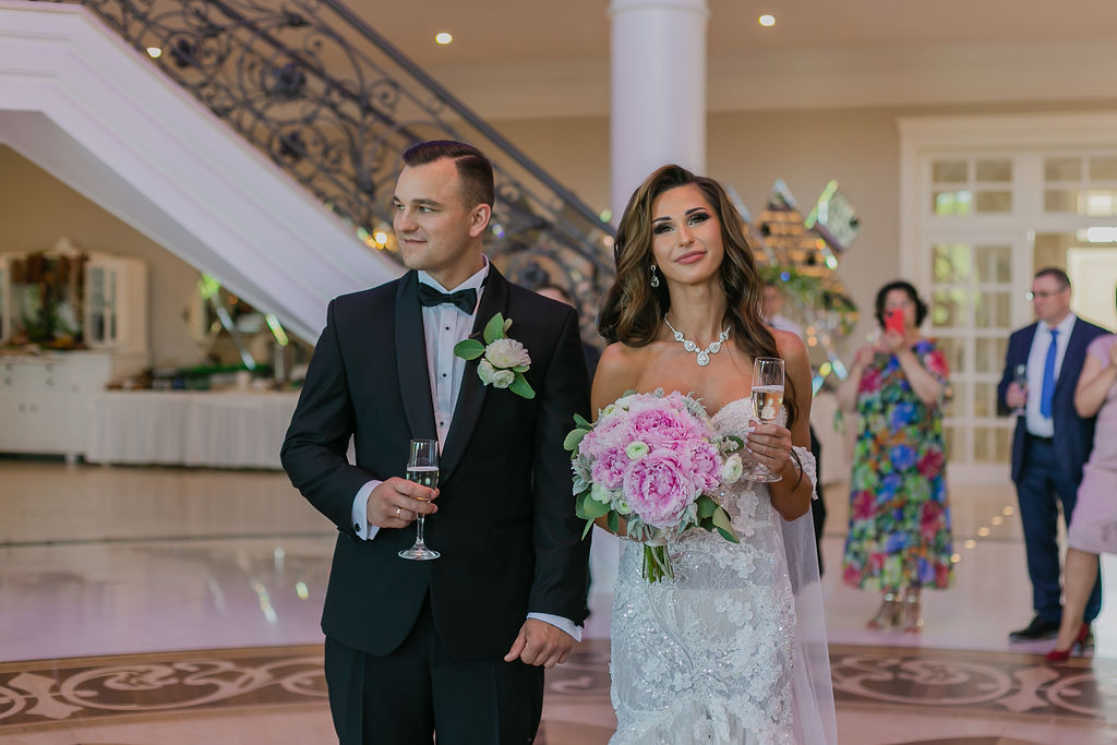 Wedding portrait of Sylwia and Paweł surrounded by natural outdoor scenery
