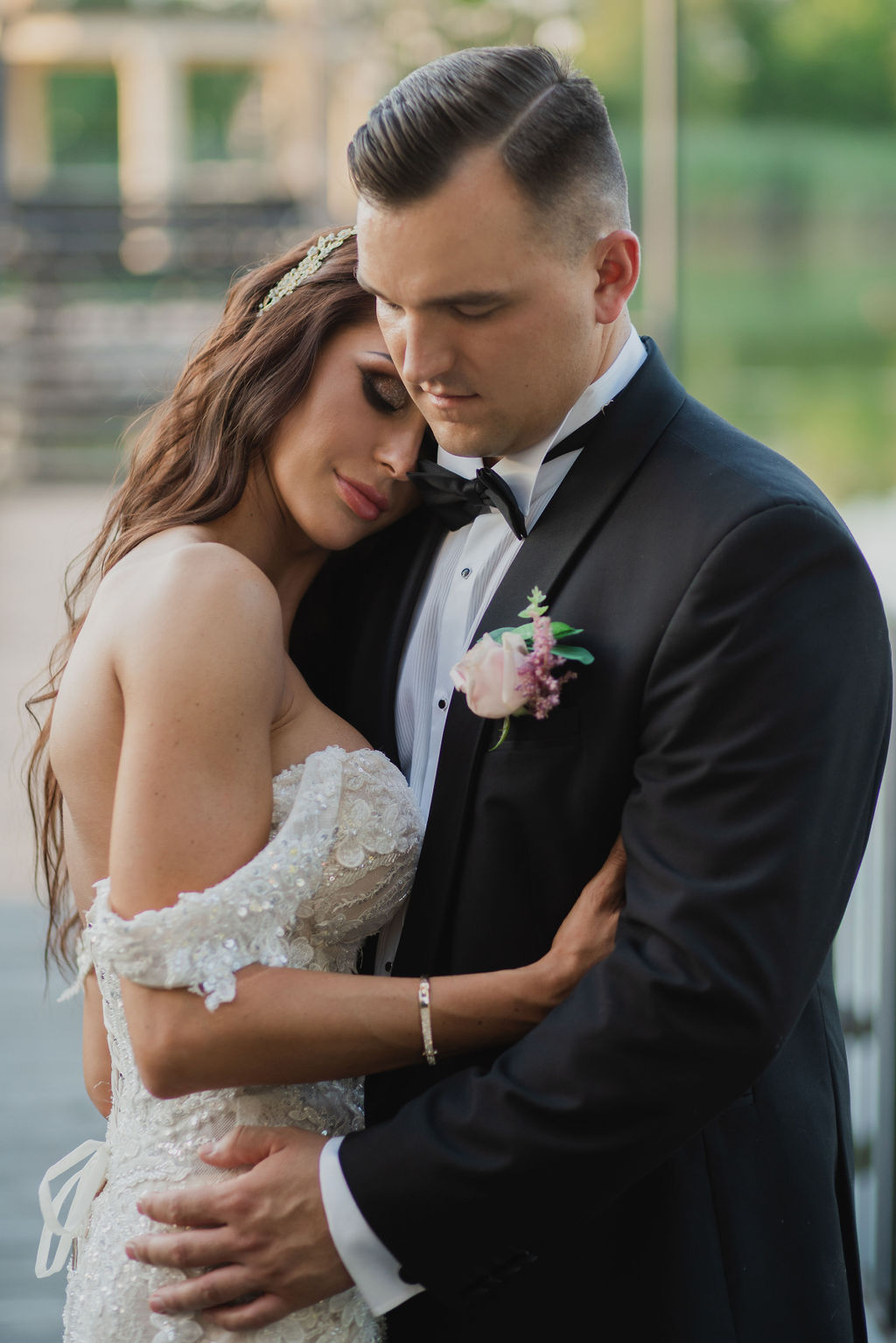 Candid photo of Sylwia and Paweł laughing with family at their reception